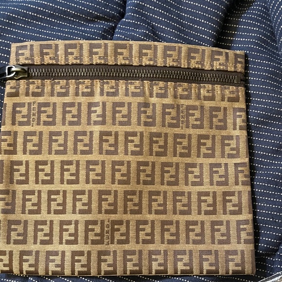 Authentic Fendi
Two-tone brown FF Zucca  canvas clutch with zip closure. - Picture 1 of 8